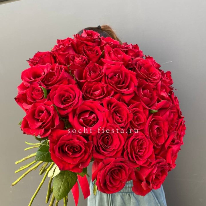 35 красных роз под ленту в Волжские