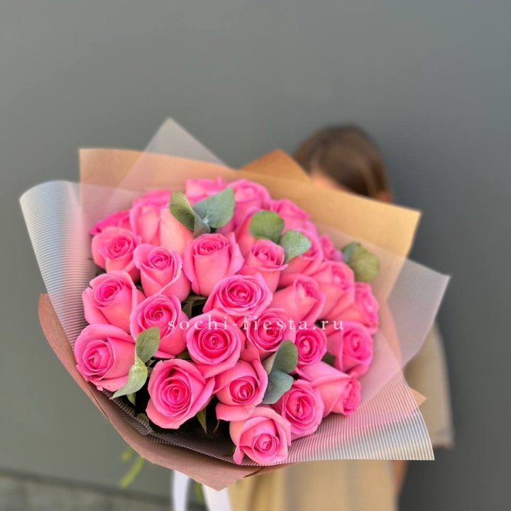 31 розовая роза с эвкалиптом в Волжские