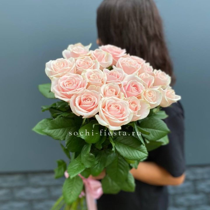 Высокие розовые розы в Волжские