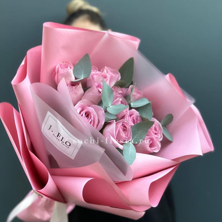 15 Розовых роз с эвкалиптом в Волжские