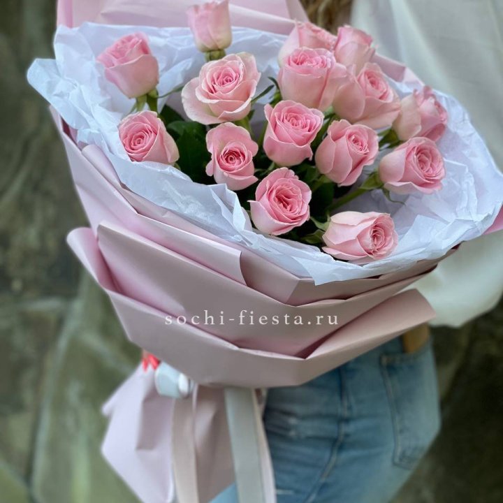 Розовые розы в авторском оформлении в Волжские