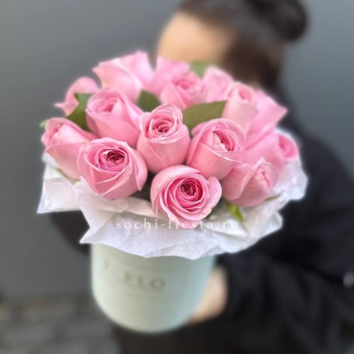 17 розовых роз в цилиндре в Волжские