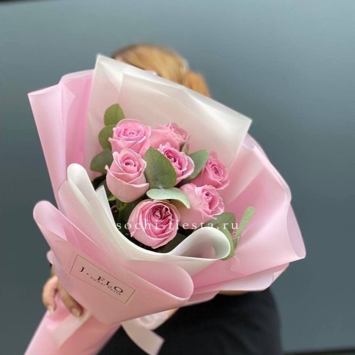 7 розовых роз с эвкалиптом в Волжские