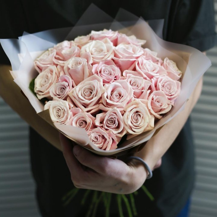 27 кремовых роз в Волжские