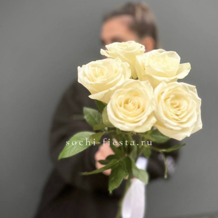 Букет 5 белых роз  в Волжские
