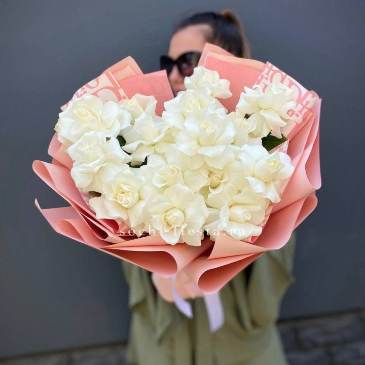 Белые розы "Аморе" в Волжские