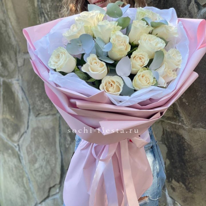 Белые розы в авторском оформлении в Волжские