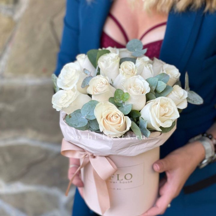 Цилиндр из белых роз в Волжские