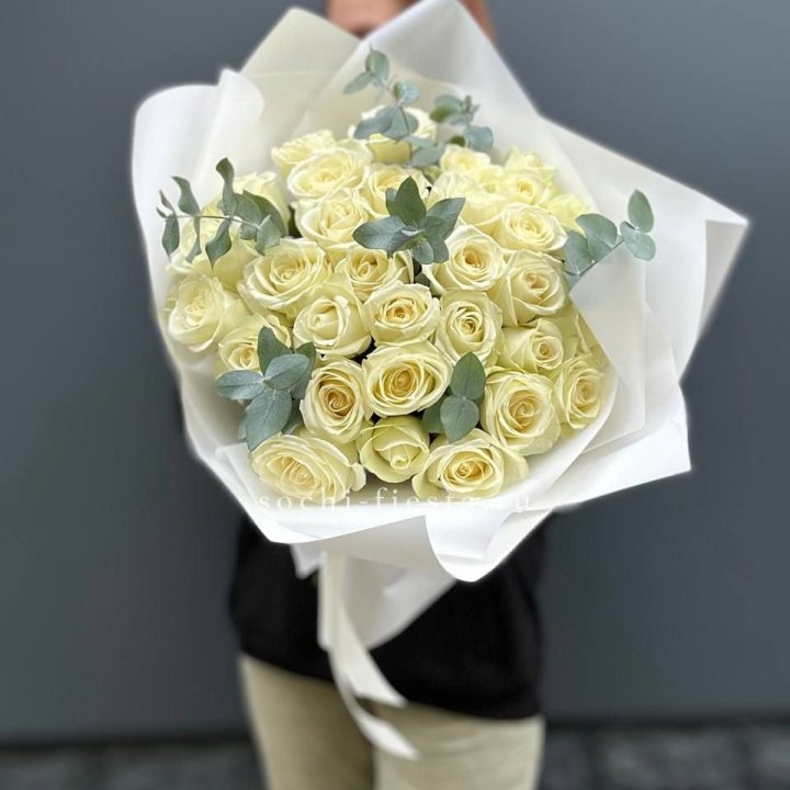 31 белая роза с эвкалиптом в Волжские