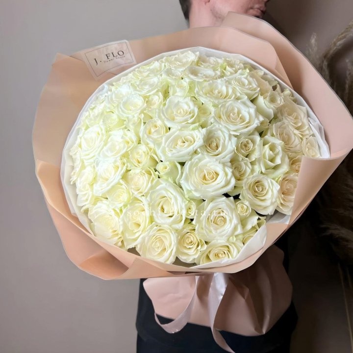 51 белая  роза в оформлении в Волжские