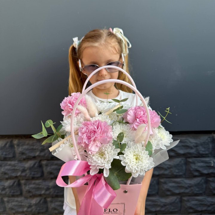 Сумочка из стойких хризантем и диантуса в Волжские