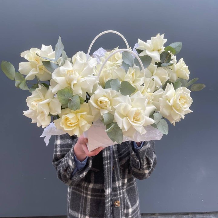 15 белых роз в сумочке в Волжские