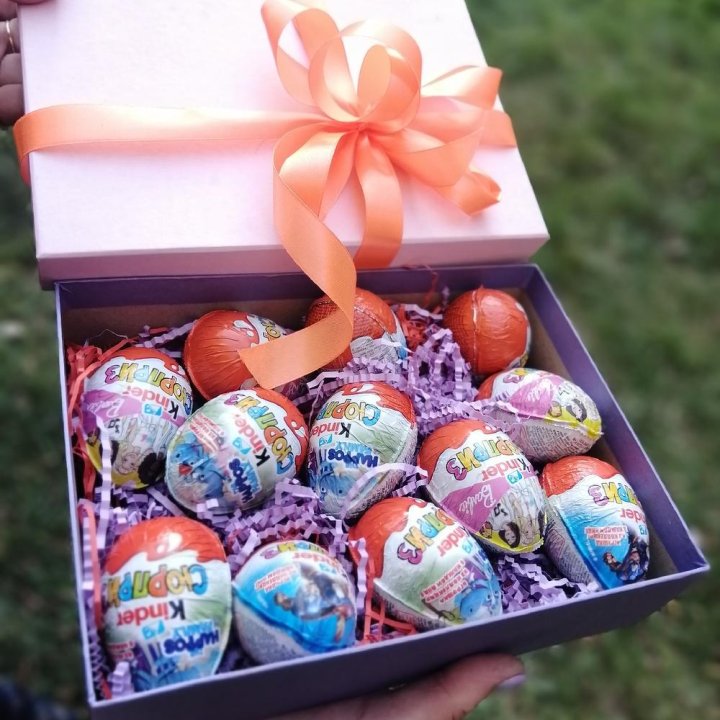 Коробка с киндерами в Волжские