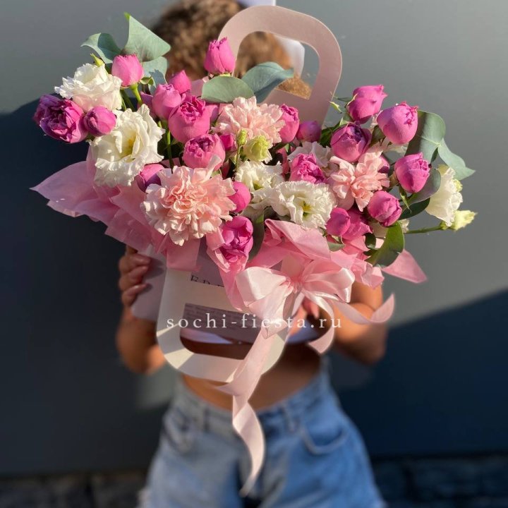 Сумочка с кустовой розой и диантусами в Волжские