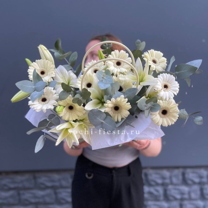 Сумочка лилии и герберы в Волжские