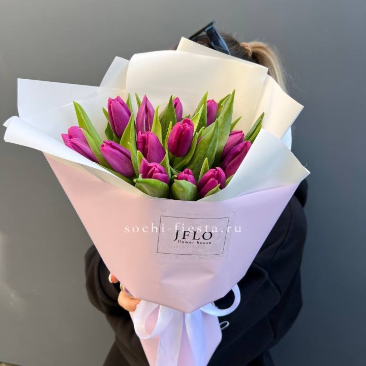 15 пурпурных тюльпанов в Волжские