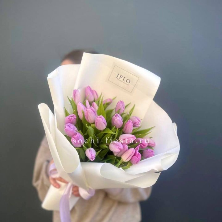 25 сиреневых тюльпанов в Волжские