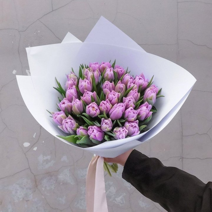 35 сиреневых тюльпанов в Волжские