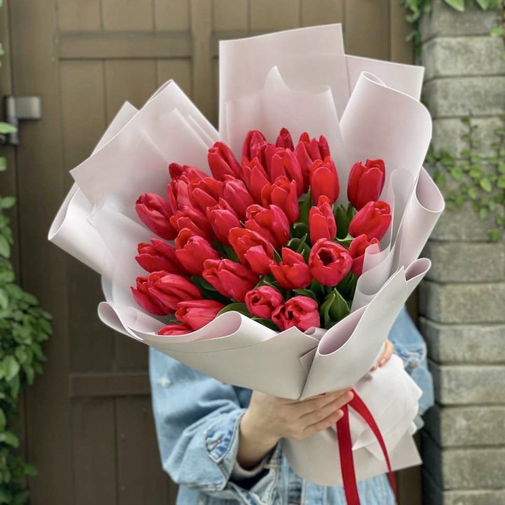 35 красных тюльпанов в Волжские